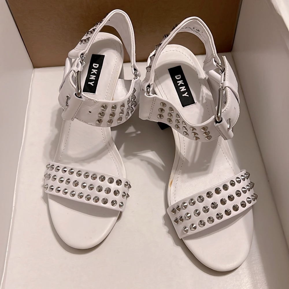 NEW DKNY White Sandal 5.5